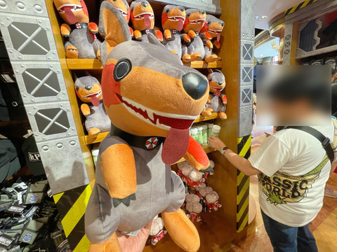 ゾンビ犬のクッションが可愛い！ USJ「バイオハザード」グッズ