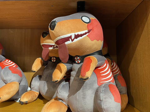 ゾンビ犬のクッションが可愛い！ USJ「バイオハザード」グッズ