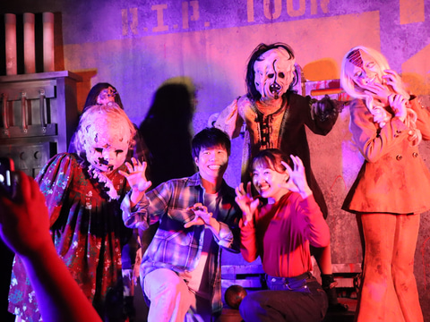 安全なゾンビ”と記念撮影できる！ USJ「R.I.P. ツアー」撮り