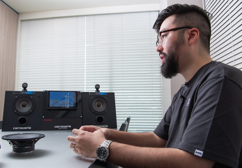 インタビュー中、ランエボに「カロッツェリア」のディスプレイオーディオを搭載していることを明かしたノリアキさん。偶然だったため取材スタッフからは驚きの声が上がった