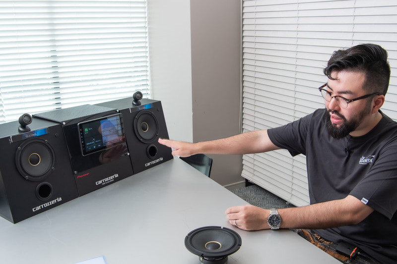 インタビューの際には自身だけでなくゲーマーが求める音へのこだわりについてもコメント。FPSなどの対人ゲームでは音の定位（足音を聞いてどこに敵がいるのかなどを認識できるか）といった点もデバイスを選ぶ際のポイントになるが、こういった理由から「音に敏感な人が多いのでは」と語る