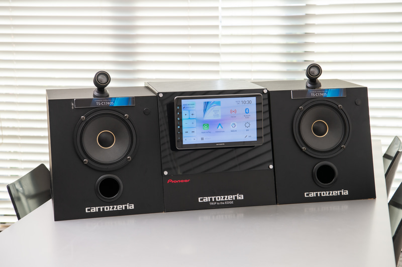 こちらは車に取り付けるディスプレイオーディオとスピーカーを体験できるもの。今回の取材用にご用意いただいた