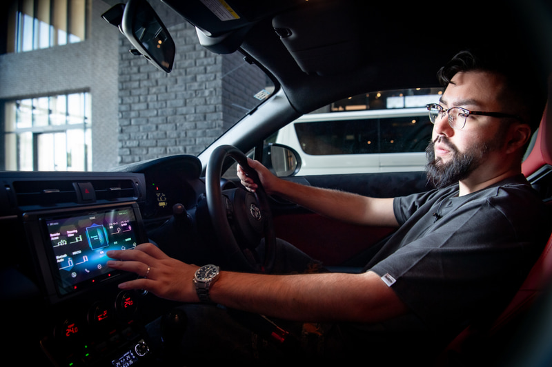 最初に「カロッツェリア」とカスタマイズパーツブランド「BLITZ（ブリッツ）」によるコラボ仕様のGR86で試聴（搭載システム：サイバーナビ「AVIC-CQ912IV-DC」、スピーカー「TS-C1740S」）