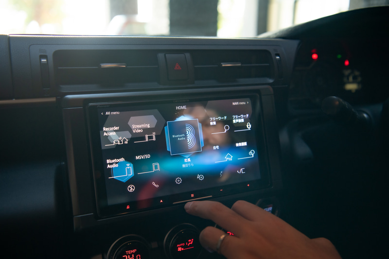 最初に「カロッツェリア」とカスタマイズパーツブランド「BLITZ（ブリッツ）」によるコラボ仕様のGR86で試聴（搭載システム：サイバーナビ「AVIC-CQ912IV-DC」、スピーカー「TS-C1740S」）
