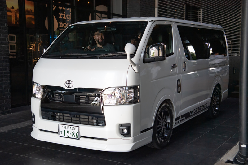 お次はハイエース。今回用意された車の中では一番車内の空間が広いが音のまとまりを体験した（搭載システム：楽ナビ「AVIC-RF722-DC」、取付キット「UD-K5311」、スピーカー「TS-C1740S」、取付キット「UD-K304」サブウーファー「TS-WX400DA」、スピーカー「TS-E1010」、フリップダウンモニター「TVM-FW1060-B」）