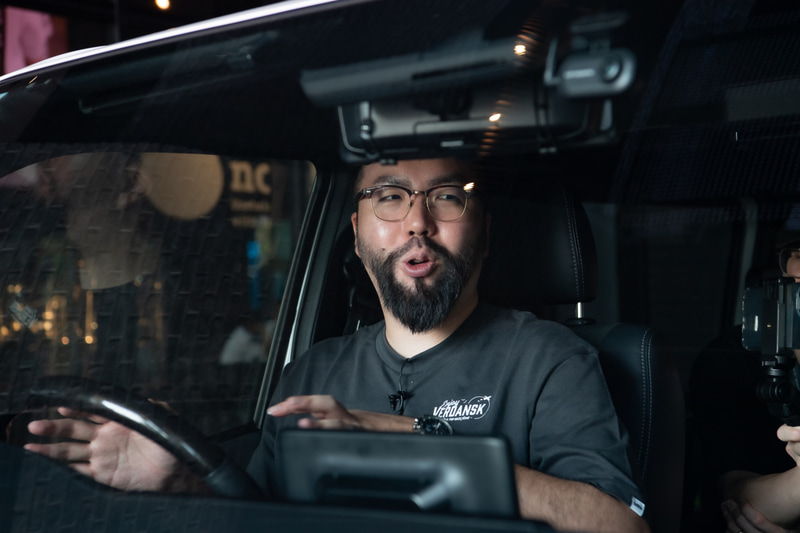 お次はハイエース。今回用意された車の中では一番車内の空間が広いが音のまとまりを体験した（搭載システム：楽ナビ「AVIC-RF722-DC」、取付キット「UD-K5311」、スピーカー「TS-C1740S」、取付キット「UD-K304」サブウーファー「TS-WX400DA」、スピーカー「TS-E1010」、フリップダウンモニター「TVM-FW1060-B」）