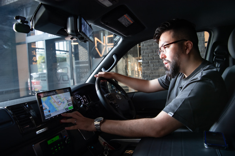お次はハイエース。今回用意された車の中では一番車内の空間が広いが音のまとまりを体験した（搭載システム：楽ナビ「AVIC-RF722-DC」、取付キット「UD-K5311」、スピーカー「TS-C1740S」、取付キット「UD-K304」サブウーファー「TS-WX400DA」、スピーカー「TS-E1010」、フリップダウンモニター「TVM-FW1060-B」）