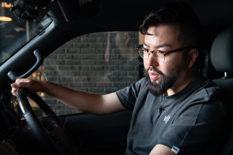 お次はハイエース。今回用意された車の中では一番車内の空間が広いが音のまとまりを体験した（搭載システム：楽ナビ「AVIC-RF722-DC」、取付キット「UD-K5311」、スピーカー「TS-C1740S」、取付キット「UD-K304」サブウーファー「TS-WX400DA」、スピーカー「TS-E1010」、フリップダウンモニター「TVM-FW1060-B」）