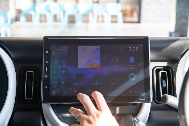 ハスラーでは様々な楽曲を聴き比べ。実際に普段車で聞いている曲を聞いてみたという（搭載システム：ディスプレイオーディオ「DMH-SF900」、スピーカー「TS-C1740S」、サブウーファー「TS-WX140DA」）