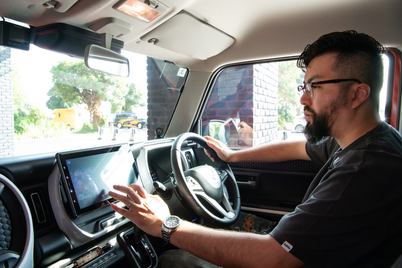 ハスラーでは様々な楽曲を聴き比べ。実際に普段車で聞いている曲を聞いてみたという（搭載システム：ディスプレイオーディオ「DMH-SF900」、スピーカー「TS-C1740S」、サブウーファー「TS-WX140DA」）