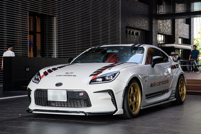 最初に「カロッツェリア」とカスタマイズパーツブランド「BLITZ（ブリッツ）」によるコラボ仕様のGR86で試聴（搭載システム：サイバーナビ「AVIC-CQ912IV-DC」、スピーカー「TS-C1740S」）