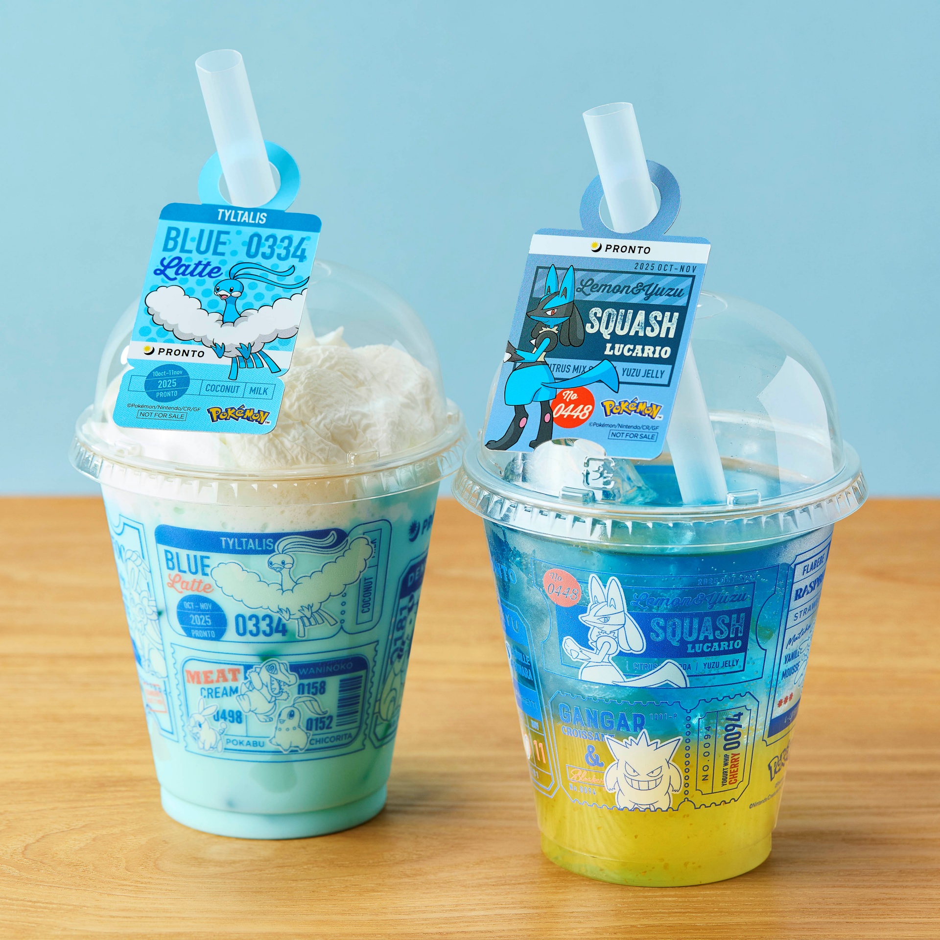 チルタリスのココナッツブルーラテ／990円（左）、ルカリオのゆずレモンスカッシュ／990円（右）