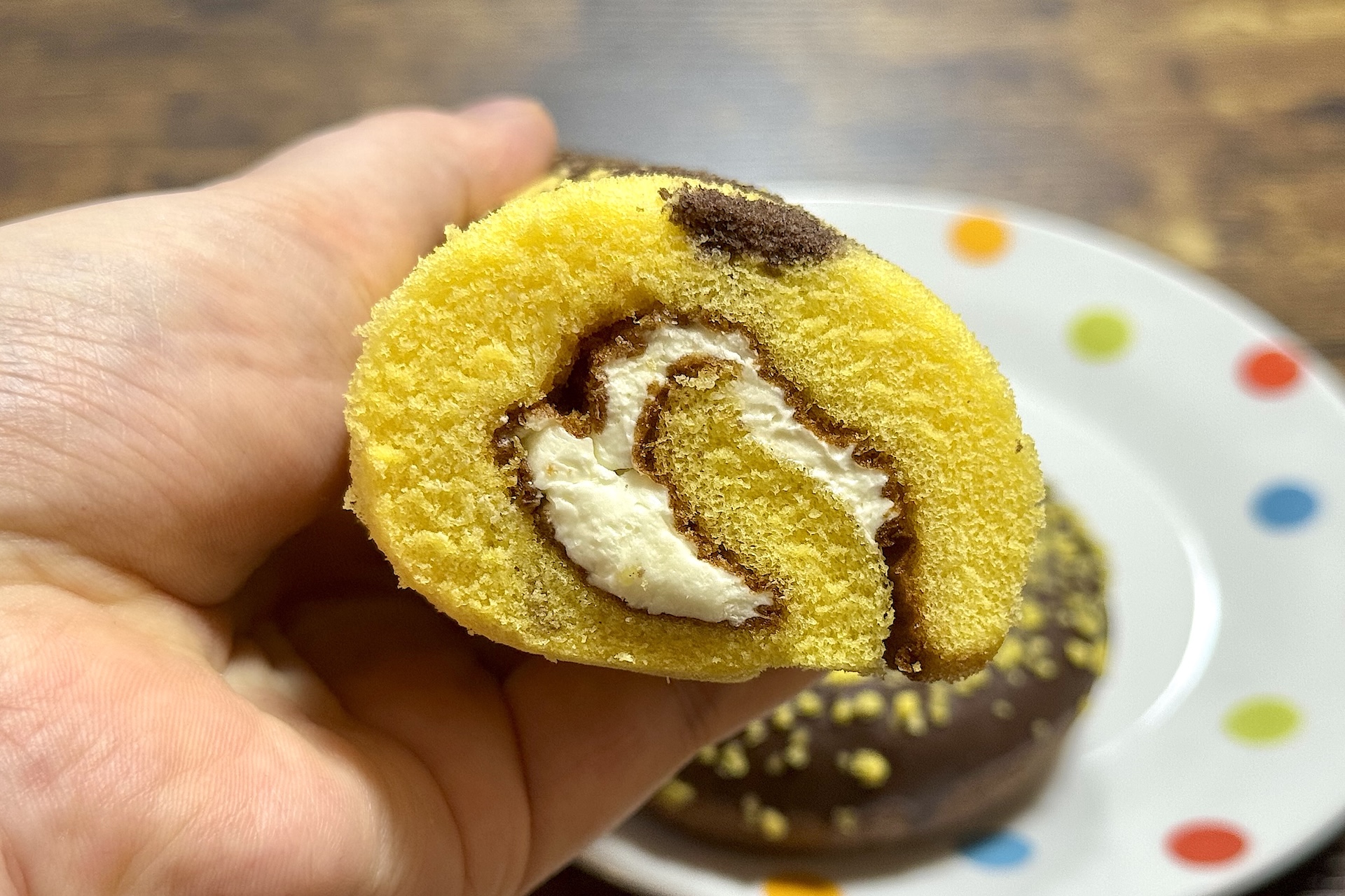 チョコチップ入りのバナナ風味クリームがふわふわ生地に巻かれている。一口食べるとバナナの甘みと風味を一気に感じることができる。食べ応えも抜群