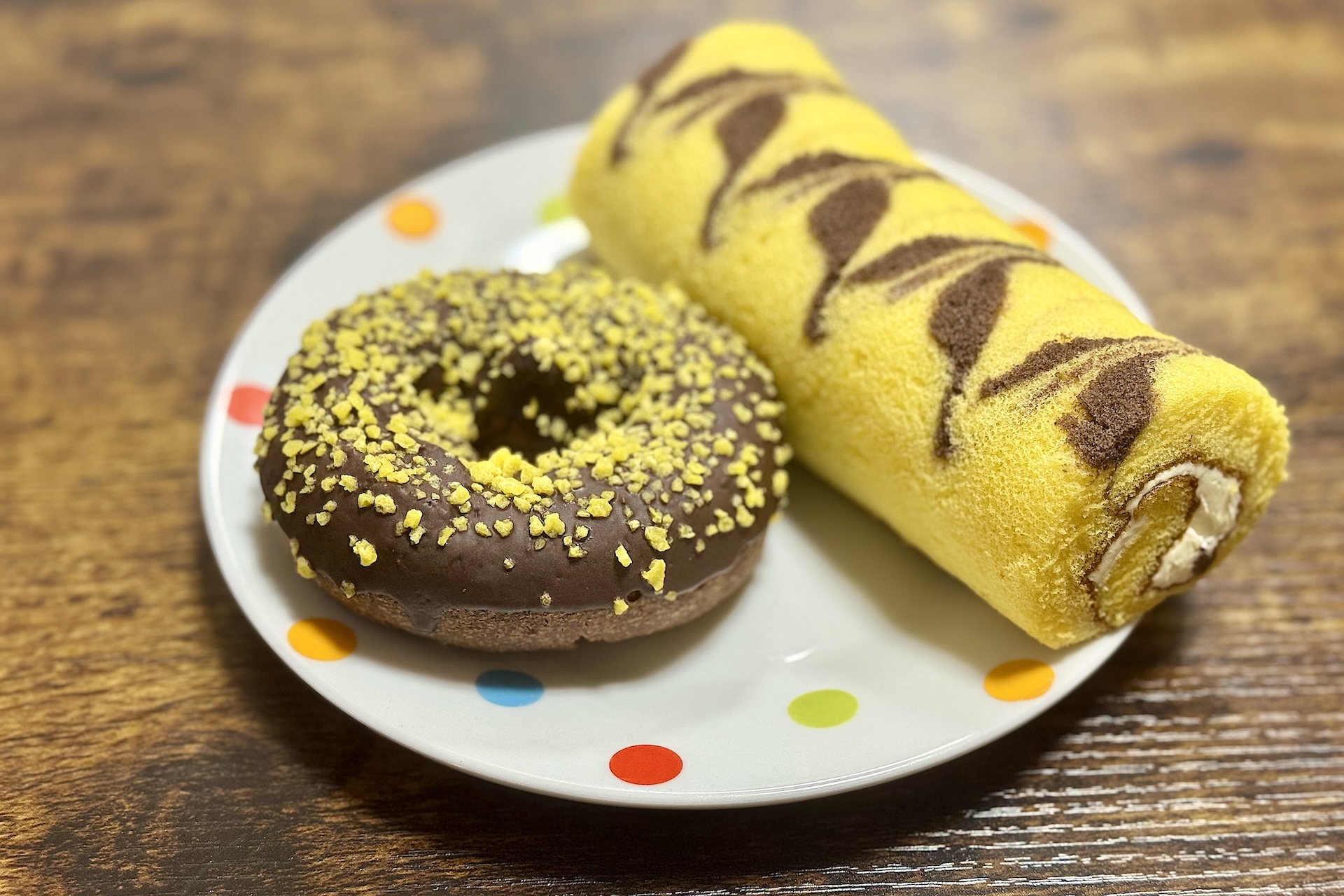 こちらの2商品については今回は発売前のサンプル品ということで正式なパッケージを確認することはできなかったが、左：チョコケーキドーナツは70年代・90年代のデザインが、右：チョコバナナロールケーキは60年代・90年代のデザインが使用されるとのことだ