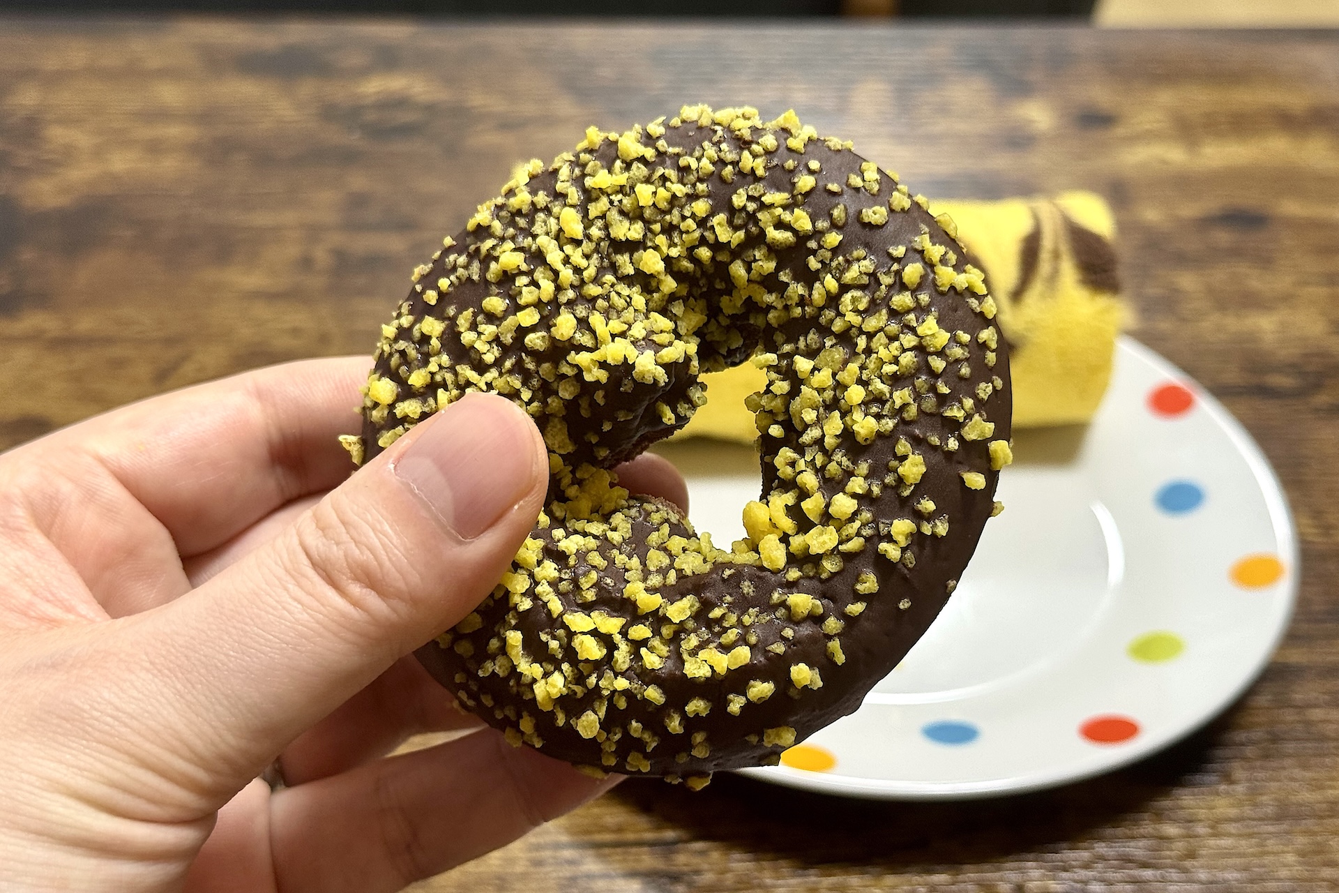 こちらは「スヌーピー チョコケーキドーナツ」。バター風味のクランチがぎっしりコーティングされていて、ザクザク食感も楽しいドーナツに仕上がっている