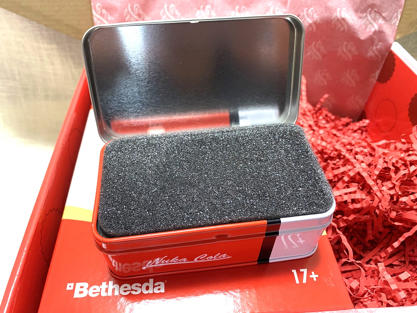 冷蔵庫のような見た目の缶。中にはメダル固定用のスポンジが詰まっている