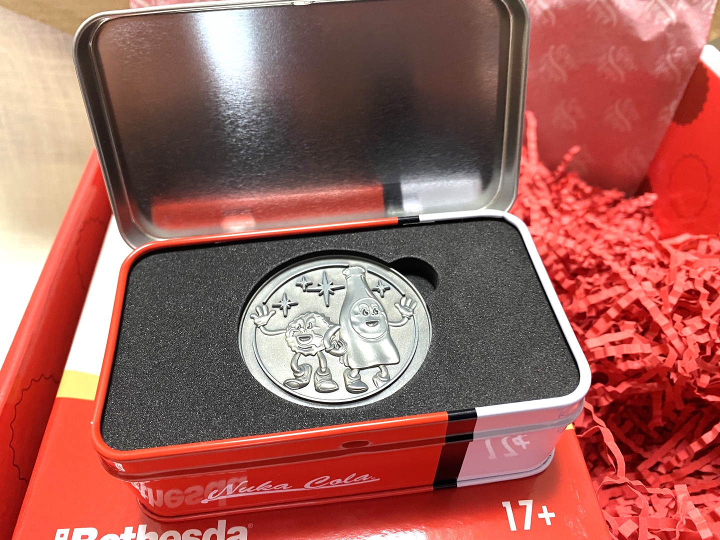 メダル。キャッピーとボトルが愛らしい笑顔でデザインされている