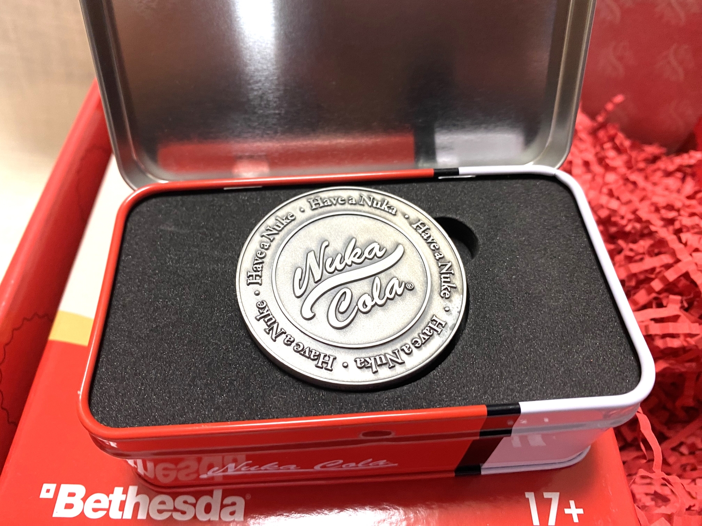 裏面には「Nuka Cola」の文字がデザイン