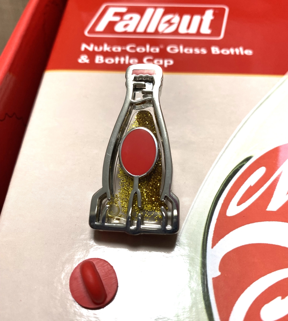 ピンバッジ。留め具は金属製とゴム製が1つづつ付属している