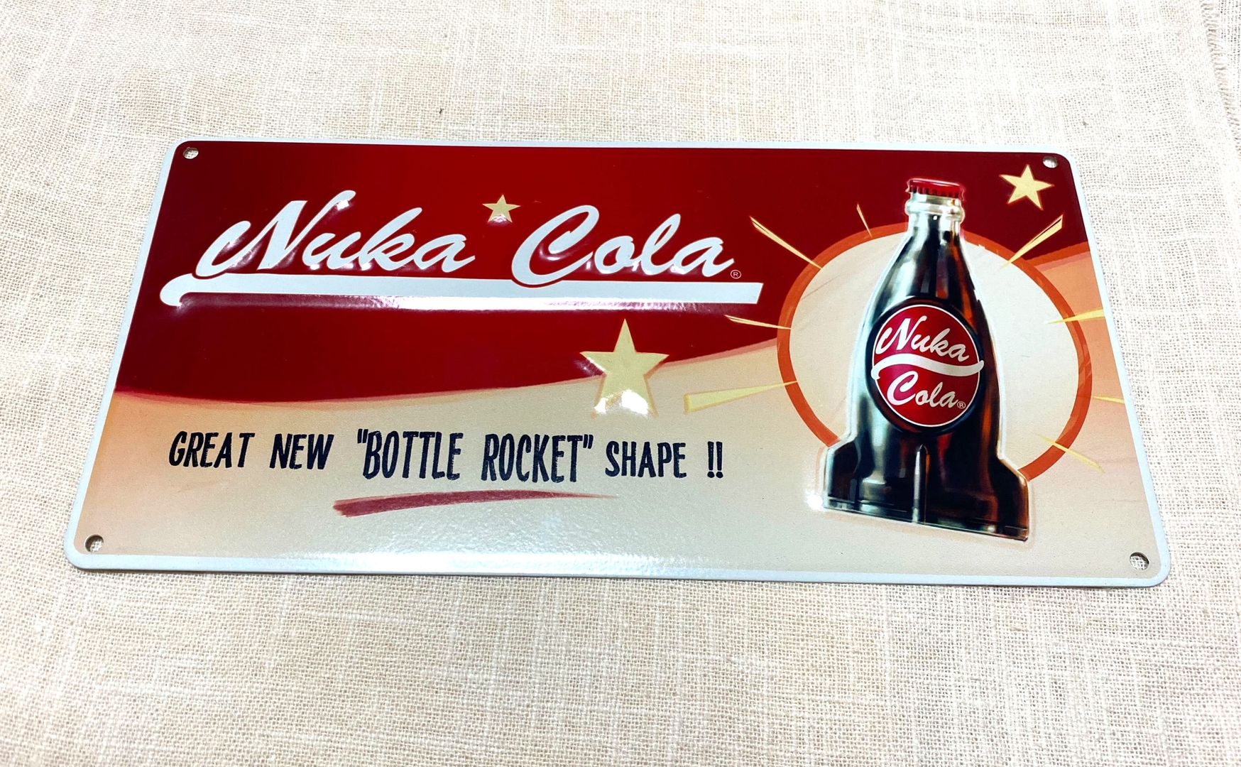 ブリキ缶版。部屋に飾って眺めながらコーラを飲みたくなるデザイン