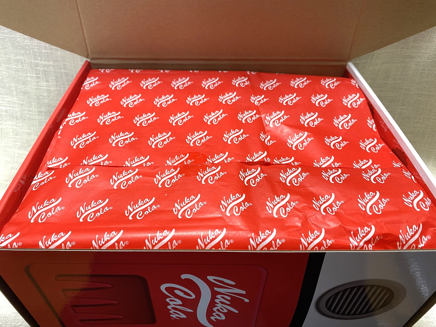 開封。包装紙も「ヌカ・コーラ」デザインでかわいらしい