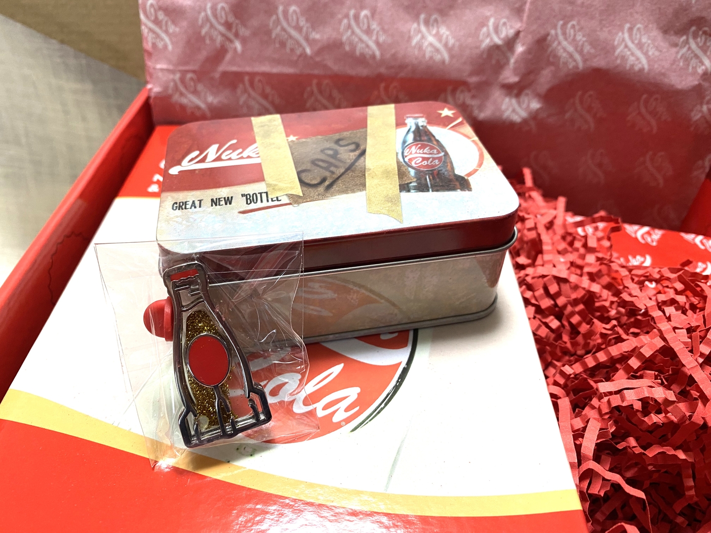 キャップ入りの缶