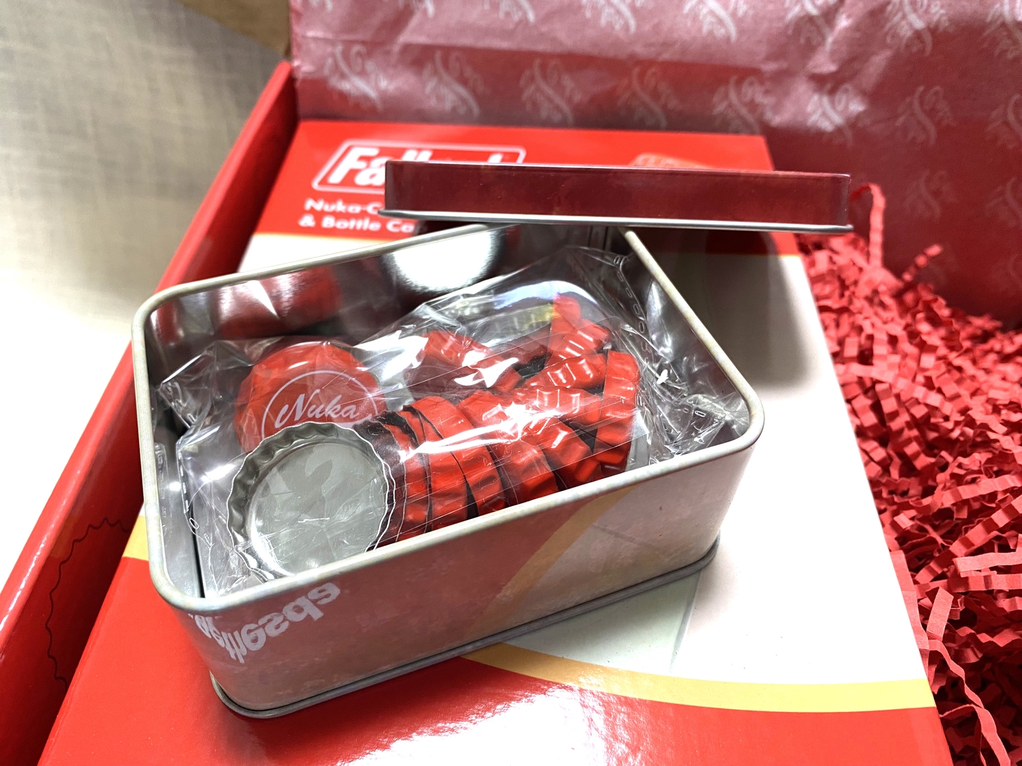 20枚も入っているので缶を振るとゲーム内みたいな音がして嬉しくなる