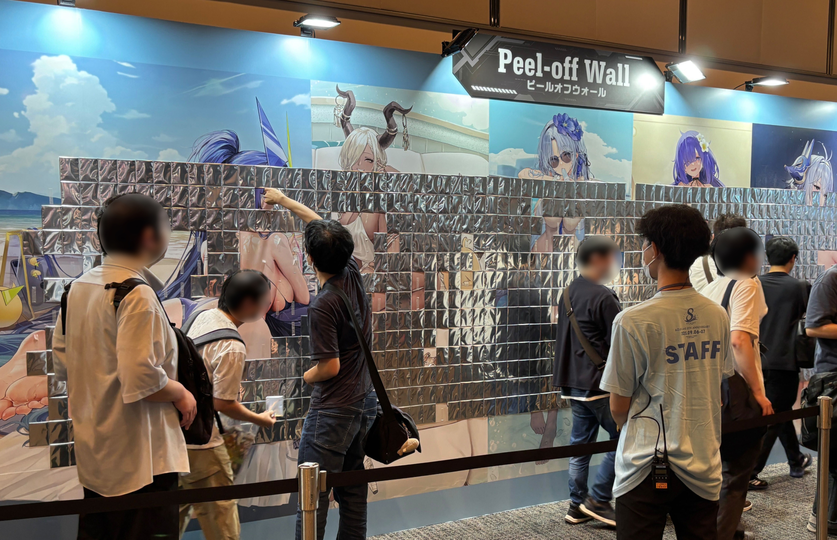 続々と剥がされ水着姿が露わに