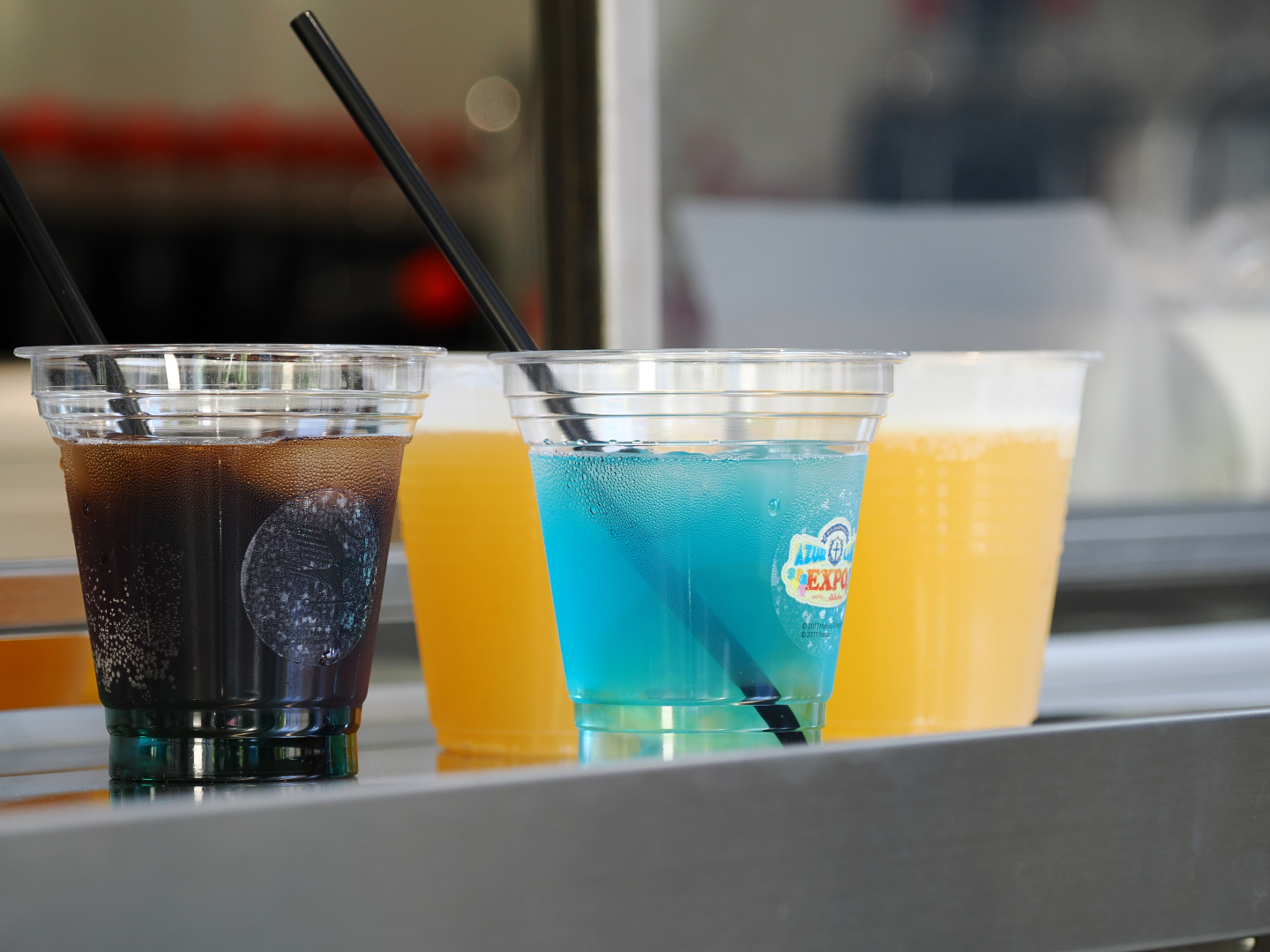 こちらでもコラボドリンクやコラボグッズが販売されている