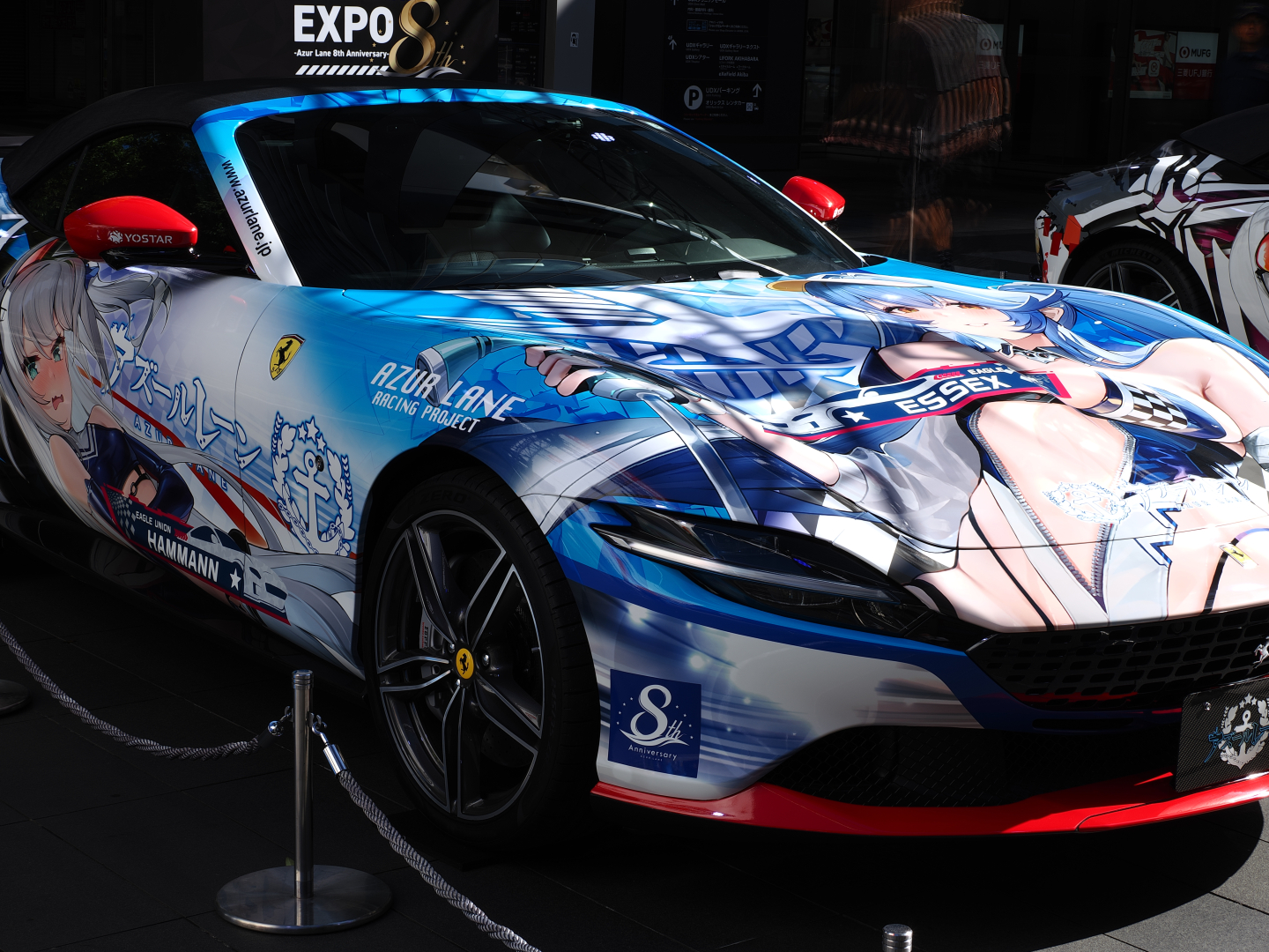 2台ともに数人のキャラクターがラッピングされている