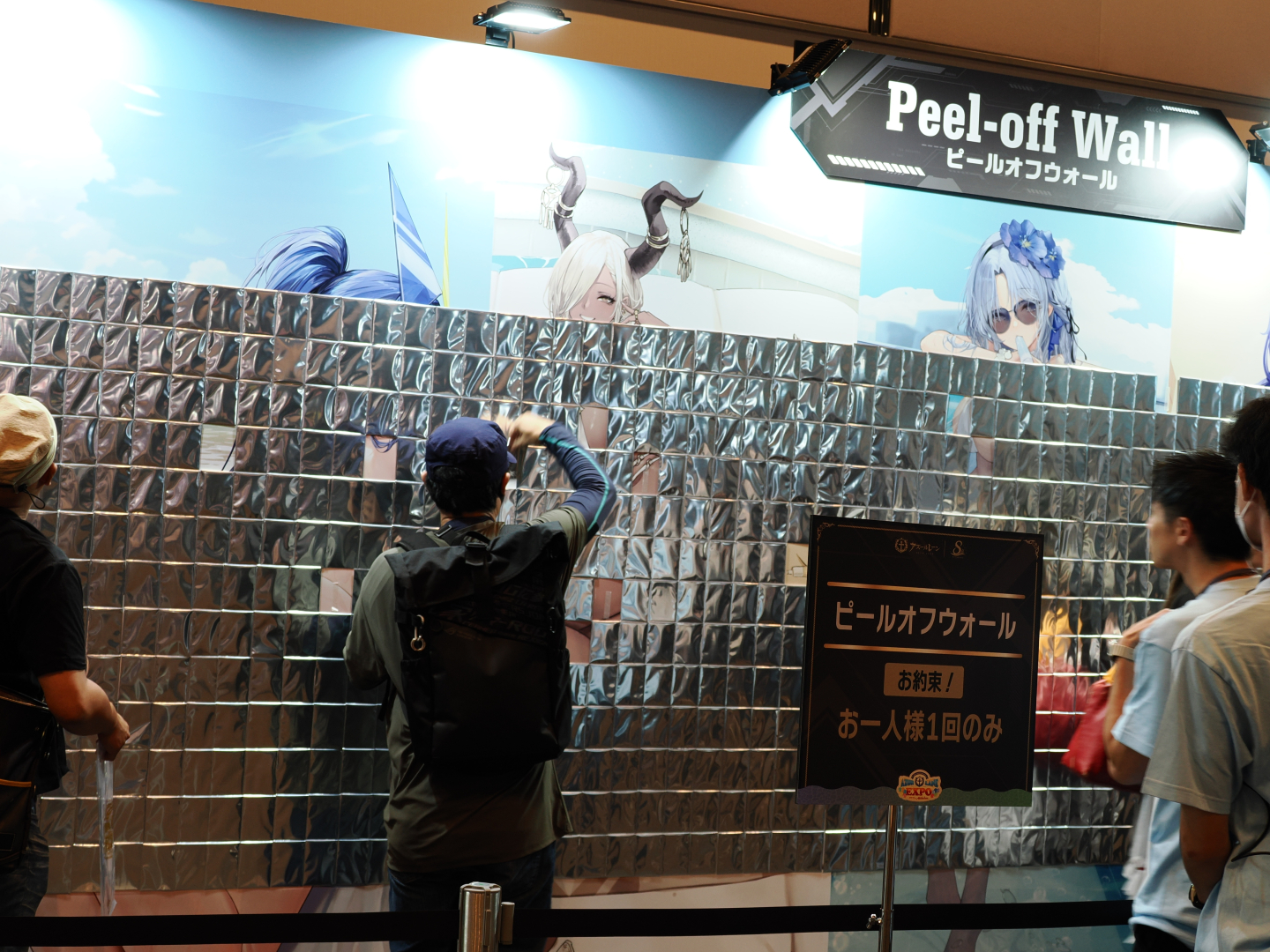 来場者が壁からカードを1枚ずつ剥がしていくことで壁面のイラストが完成するピールオフウォール