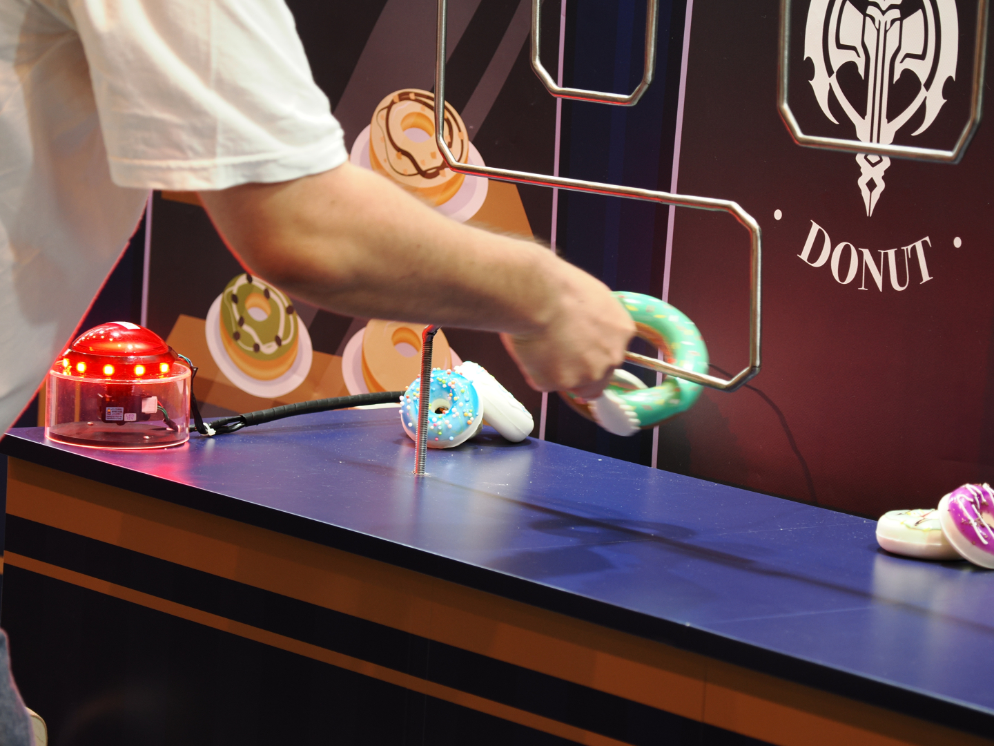 棒に接触しないようドーナツを最後まで運ぶことができればステッカーが貰える