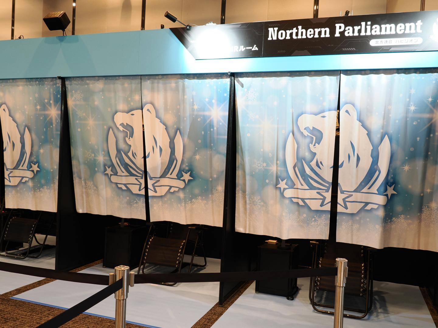 個室のシートに腰を下ろし、モニターとヘッドフォンでASMRを楽しめる