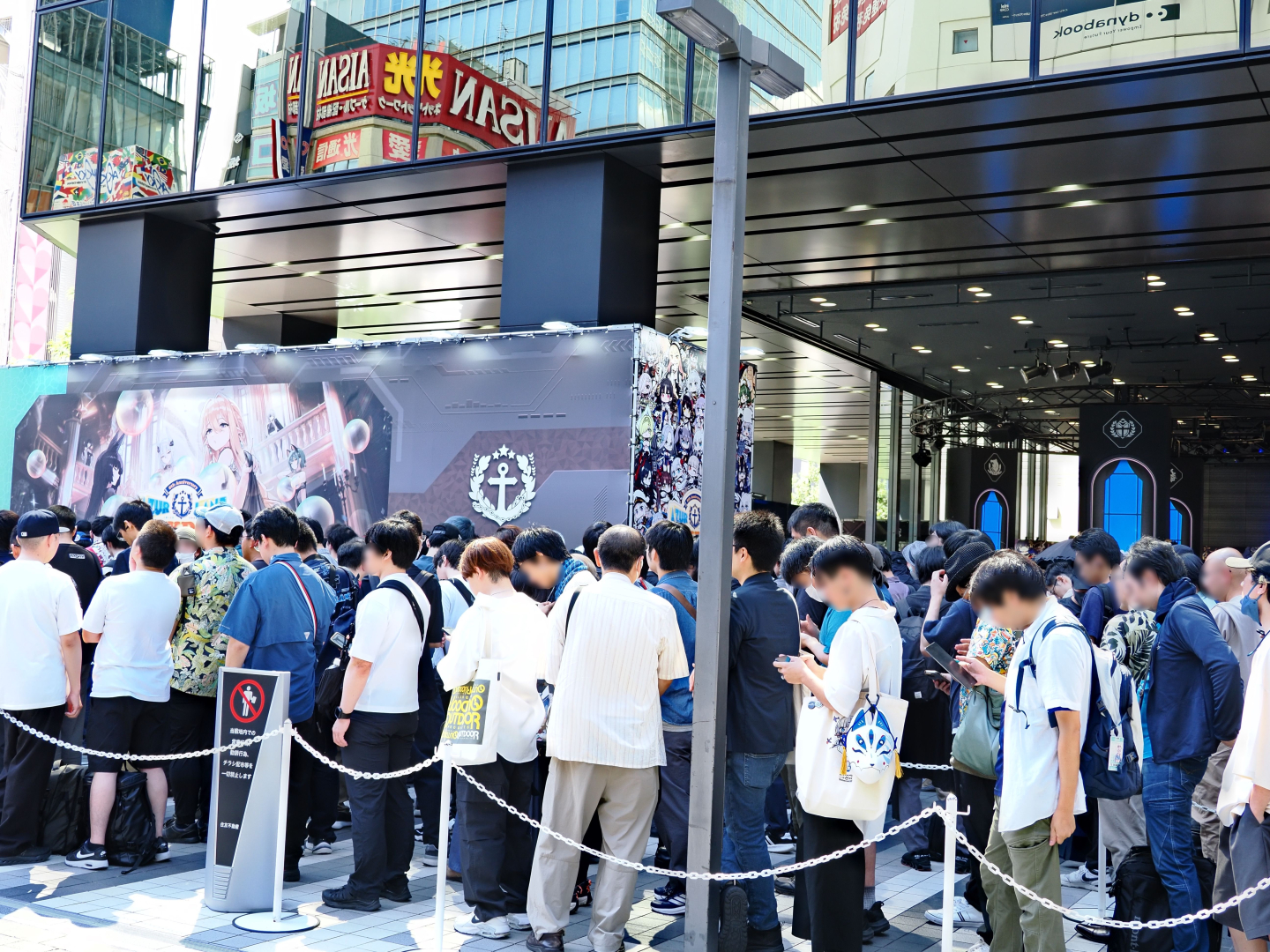 秋葉原駅前の「Yostar Shop」にも多くのアズレンファンが訪れていた