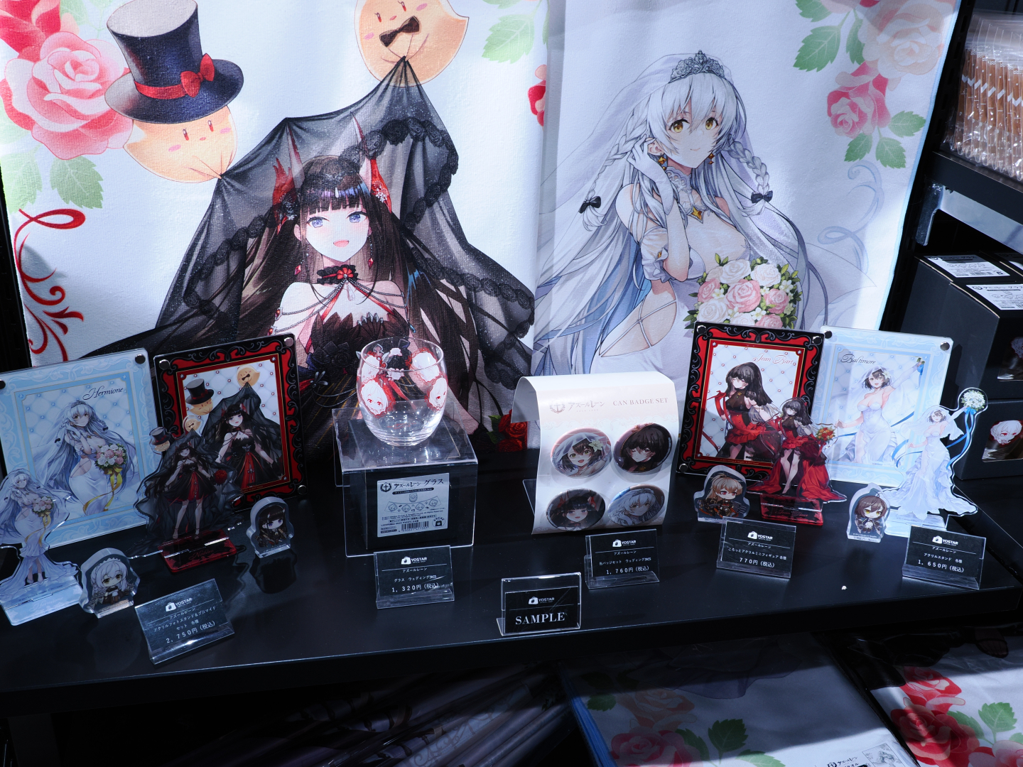 秋葉原駅前の「Yostar Shop」にも多くのアズレンファンが訪れていた