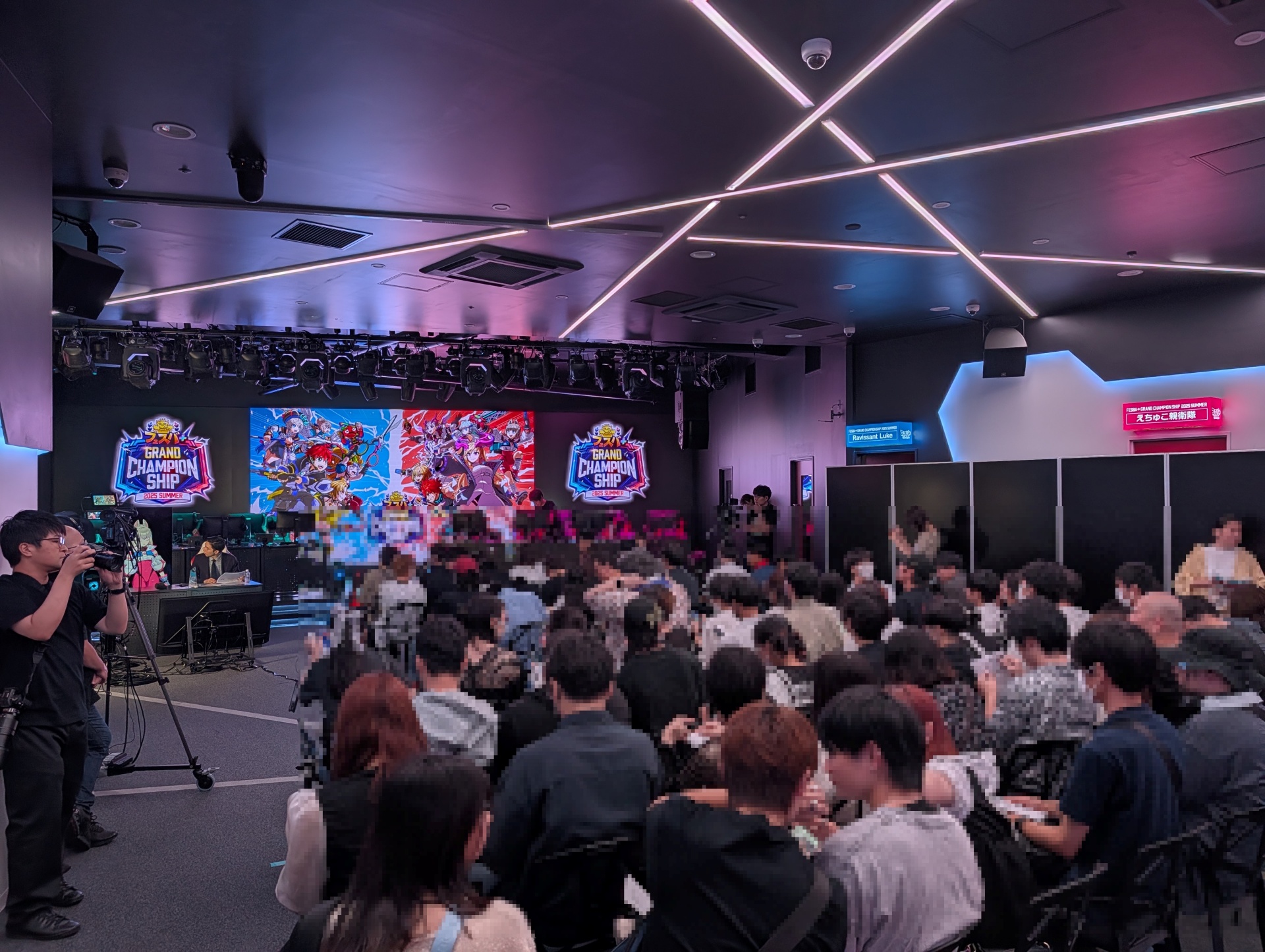 場内に敷き詰められた座席はほぼ満席の状況