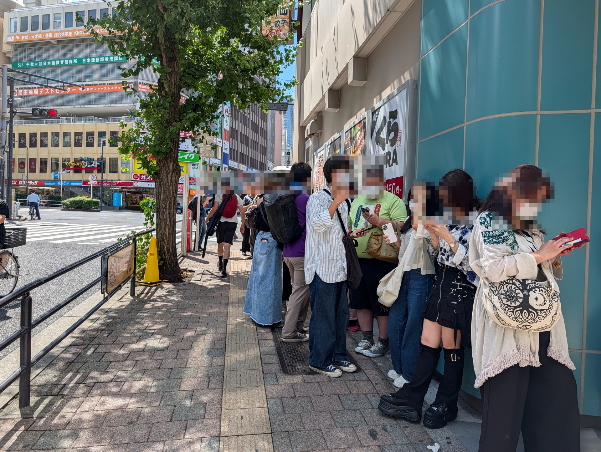 開場前からビルの横には入場待ちの長い行列ができていた