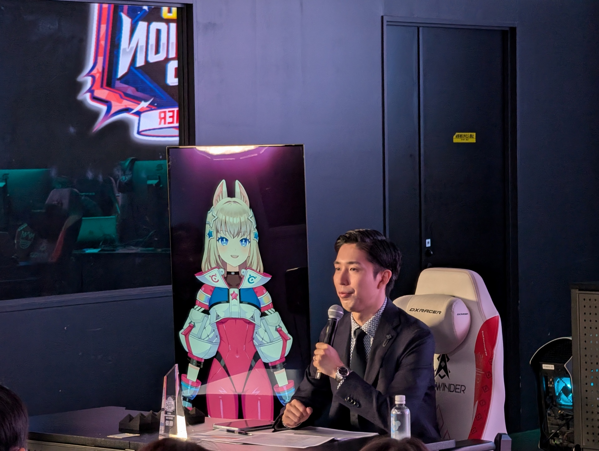 実況解説はゲームキャスターの岸大河氏とゲーム内に登場するヒーローの1人のマリオン。ゲーム内ではプレーヤー(キャプテン)をナビゲートする立場だが、配信を行なうなどゲームの知識も多く持っており、今回はディスプレイ越しに解説役として参加してくれた