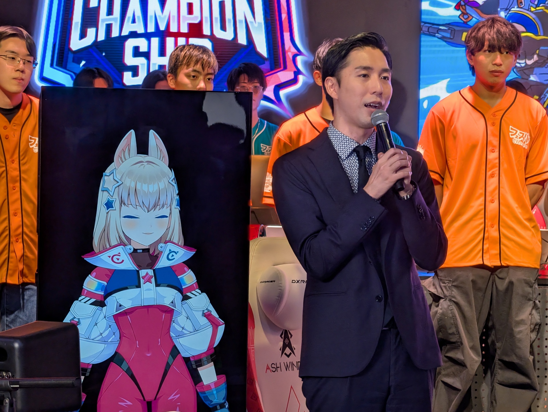 岸大河氏も「フェスバ+」をかなりやりこんでいるようで、待ち時間の繋ぎにはゲームの情報などを語るだけでなく、リプレイでもチームの動きについてかなり細かく解説しており、これがかなり分かりやすく、初心者(筆者)でも安心して試合を見られた