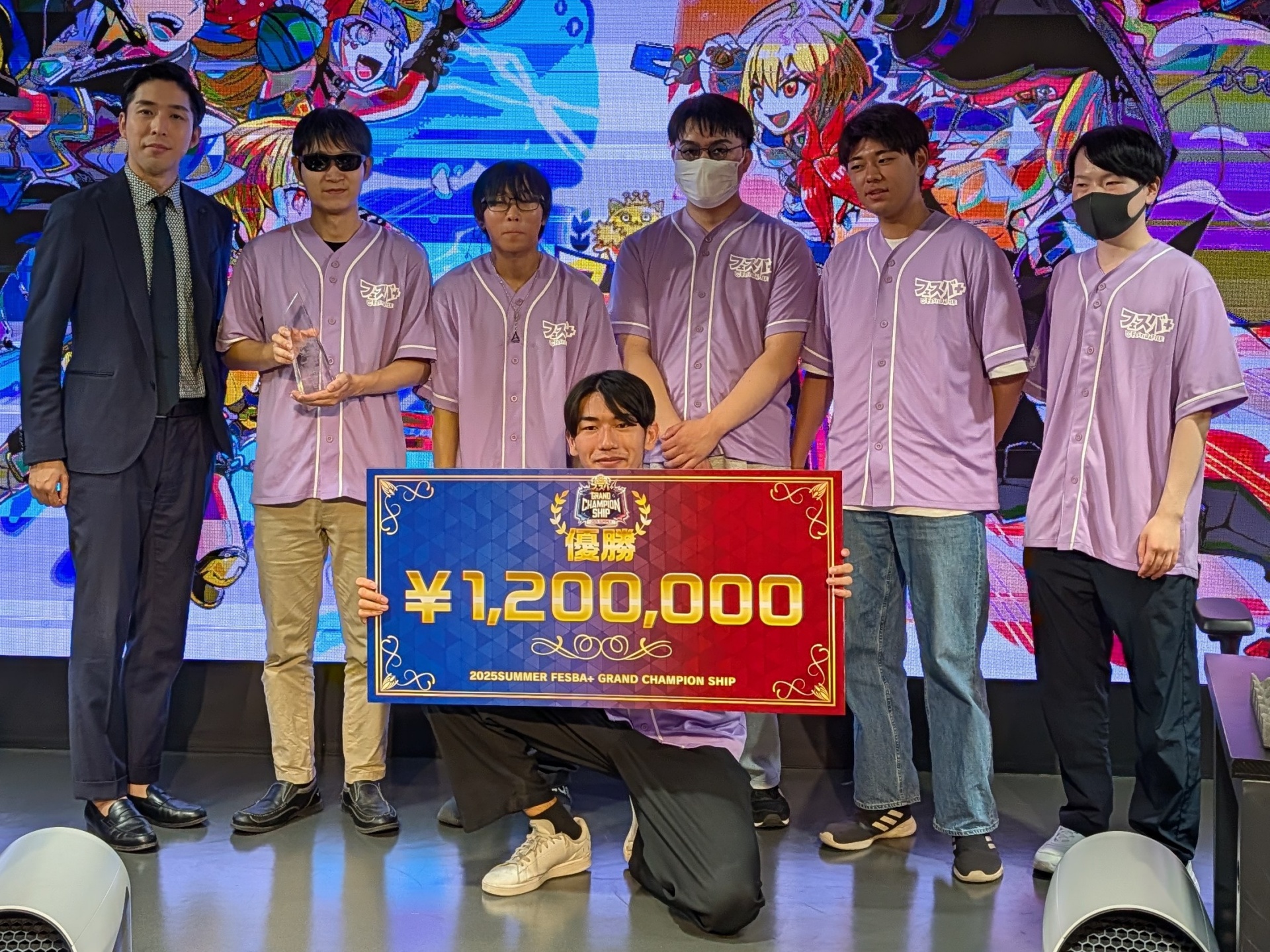 優勝したチーム「刻」と実況の岸大河氏