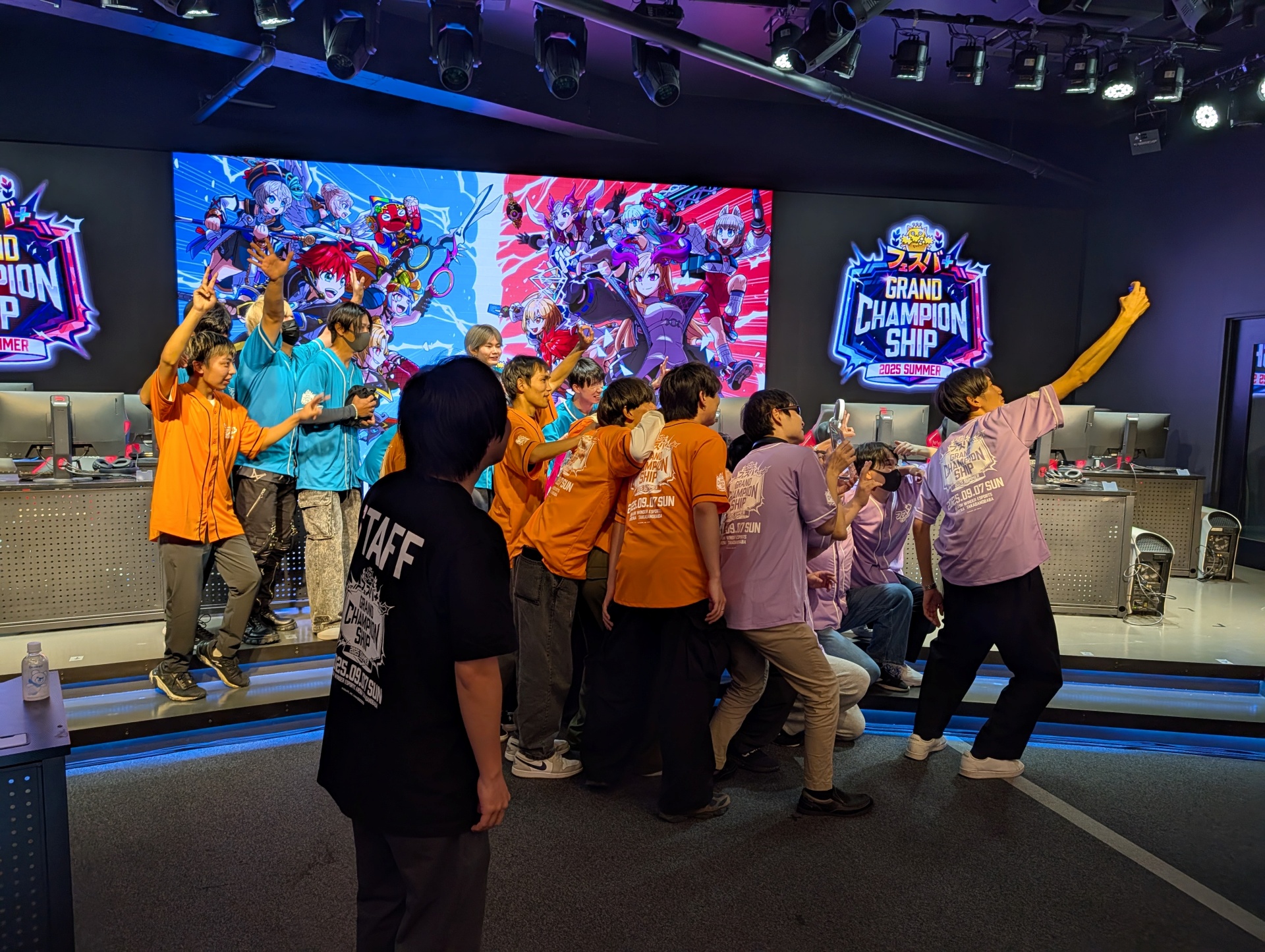 参加した4チームのメンバーで一緒に自撮りを楽しんでいる様子