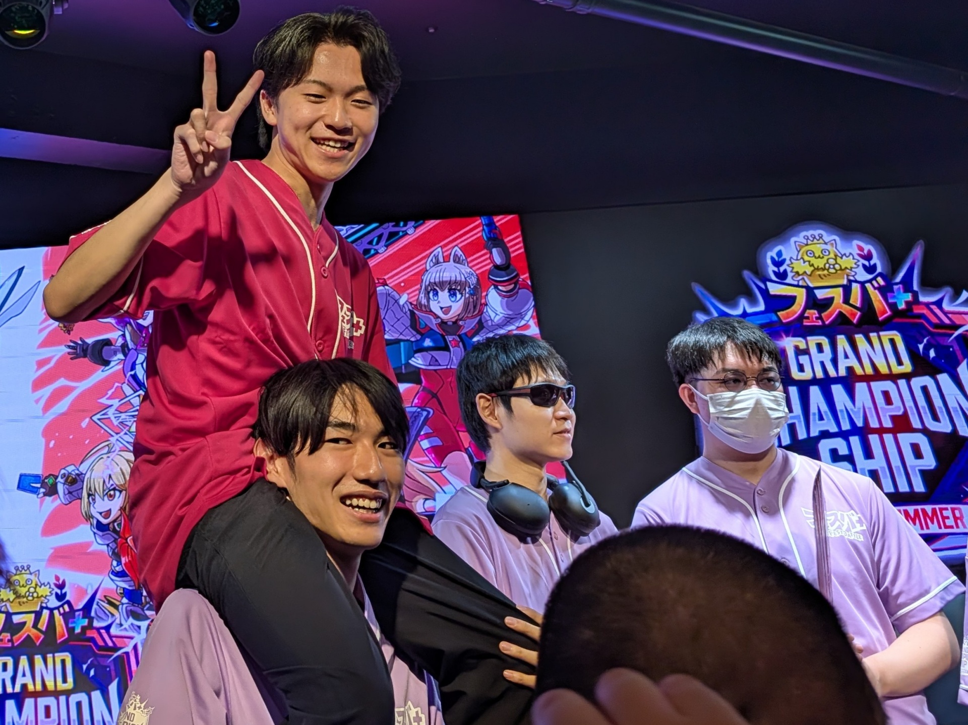 他チームのメンバーと肩車するなど他チームのメンバーとも仲の良い様子が感じられた