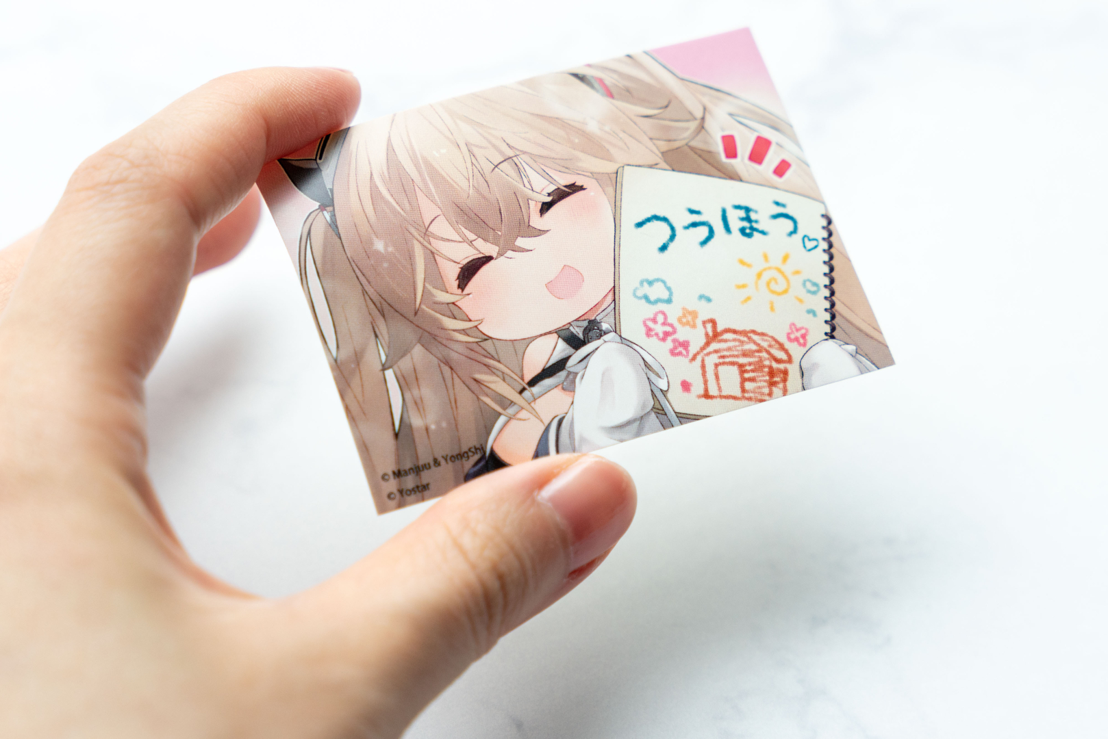 さらに購入特典として「アズールレーン」8周年記念グッズ通販商品を購入した人には1注文ごとに「アンカレッジのつうほうシール」がプレゼントされる