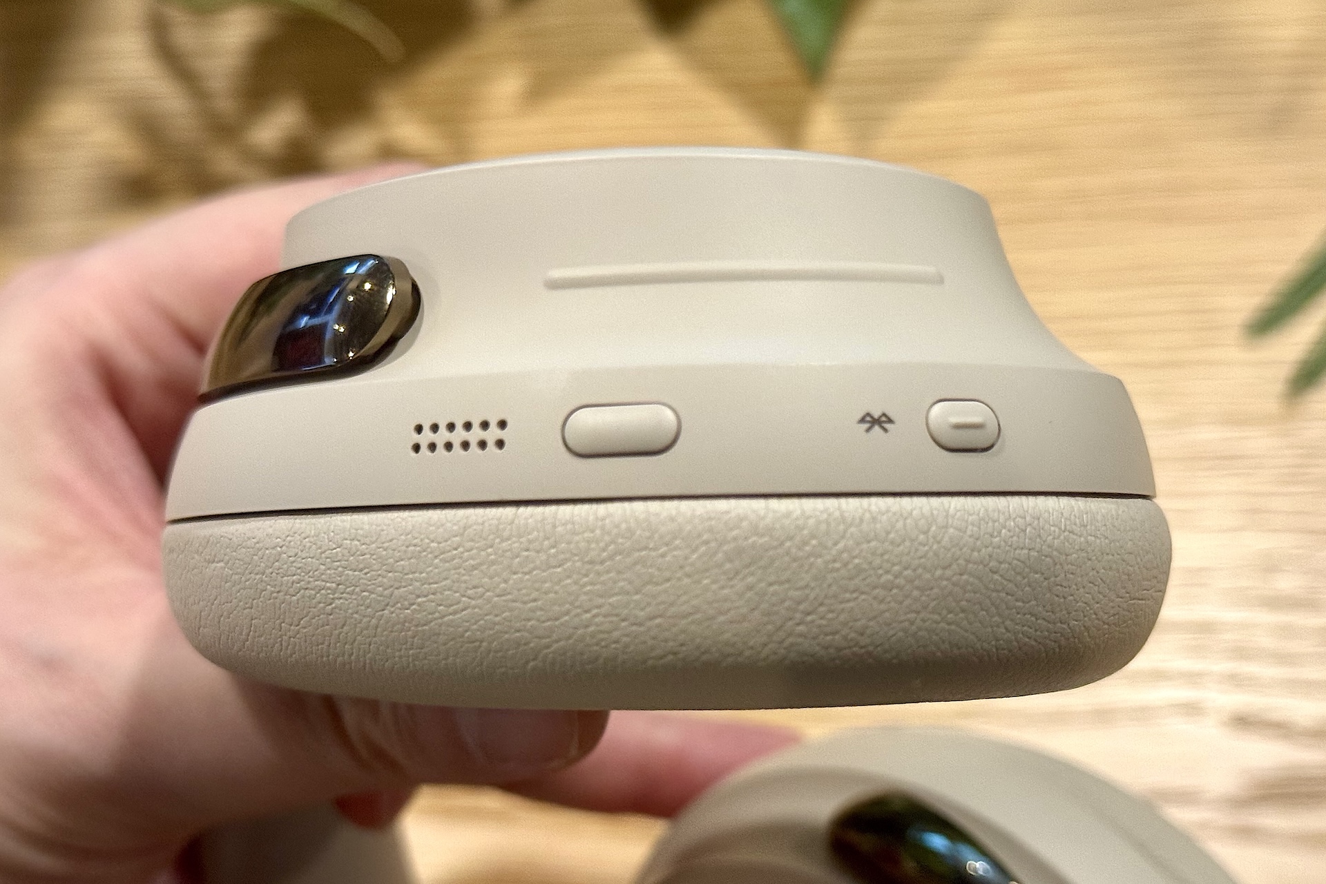 左側がファンクションボタン。音声操作やキャンセル切り替えがなどが可能。右側が電源ボタン。Bluetooth接続が行なえる。線状の出っ張りが出ている部分はタッチセンサーになっていて、指でなぞってスライドさせることでボリューム調整が可能。また、長押しでショートカット（アプリで挙動設定可能）にアクセスできる