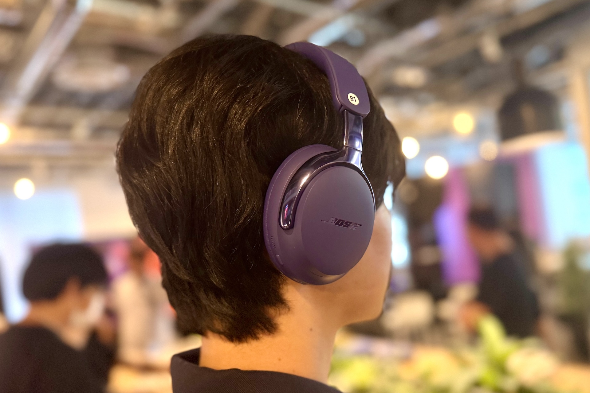 今回メディア向けの発表会で実物を一足早く試させていただける機会を得た。カラー展開は4色。高級素材のヘッドバンド、金属製のヒンジなど、プレミアムヘッドフォンに相応しいマテリアルが使用されている