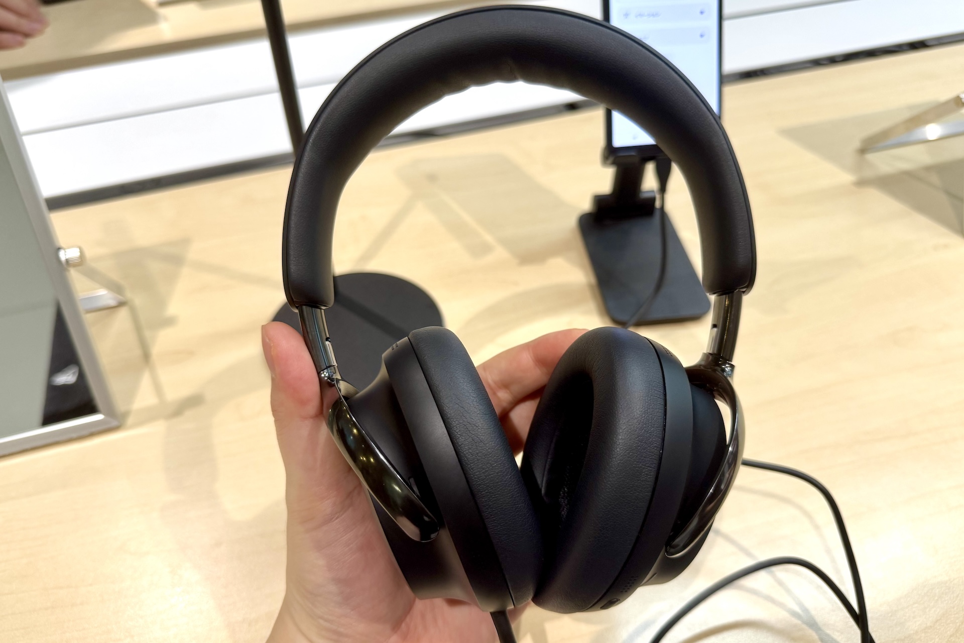 今回メディア向けの発表会で実物を一足早く試させていただける機会を得た。カラー展開は4色。高級素材のヘッドバンド、金属製のヒンジなど、プレミアムヘッドフォンに相応しいマテリアルが使用されている