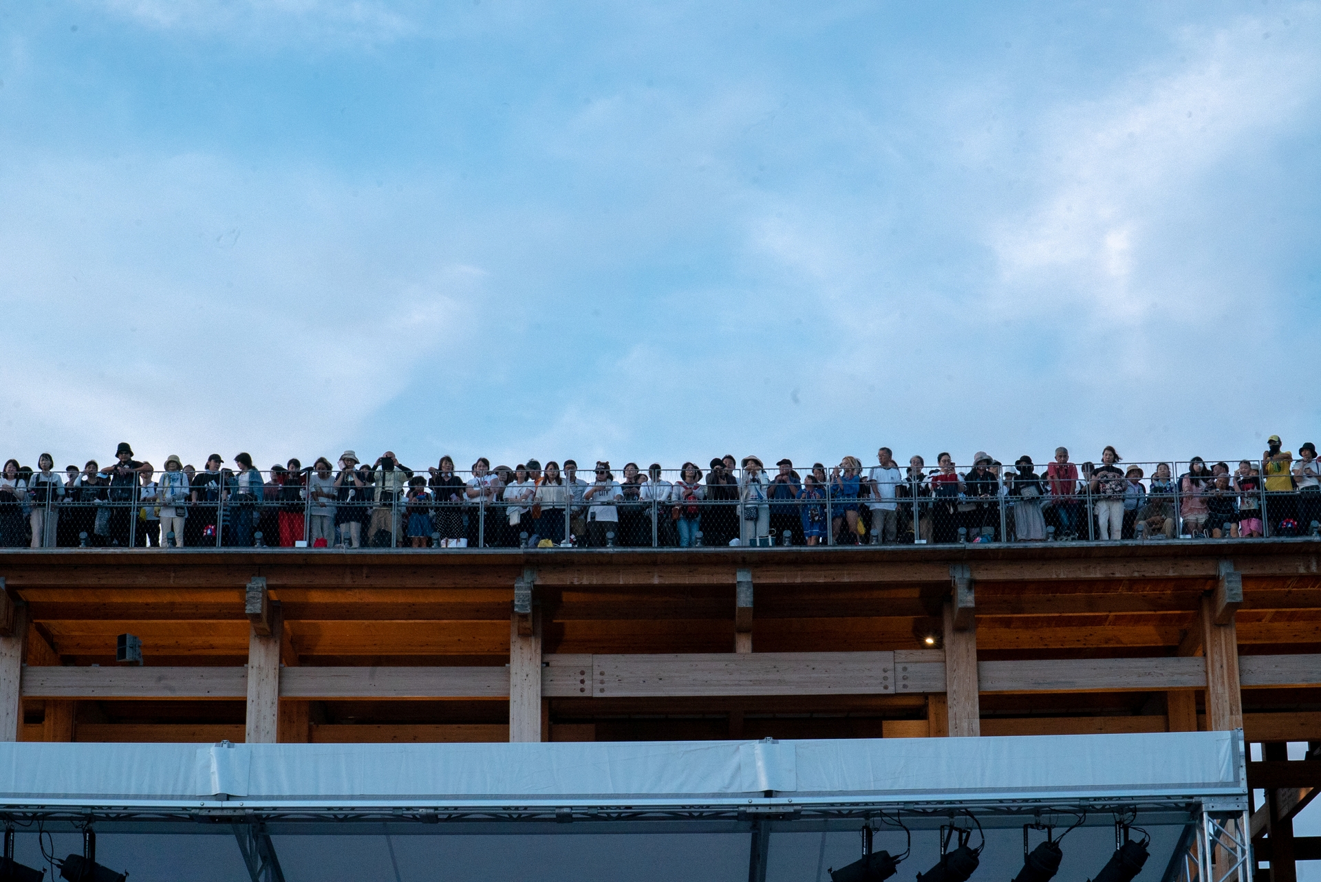 大屋根リングには観客がひと目でもイベントを見ようと集まっていた