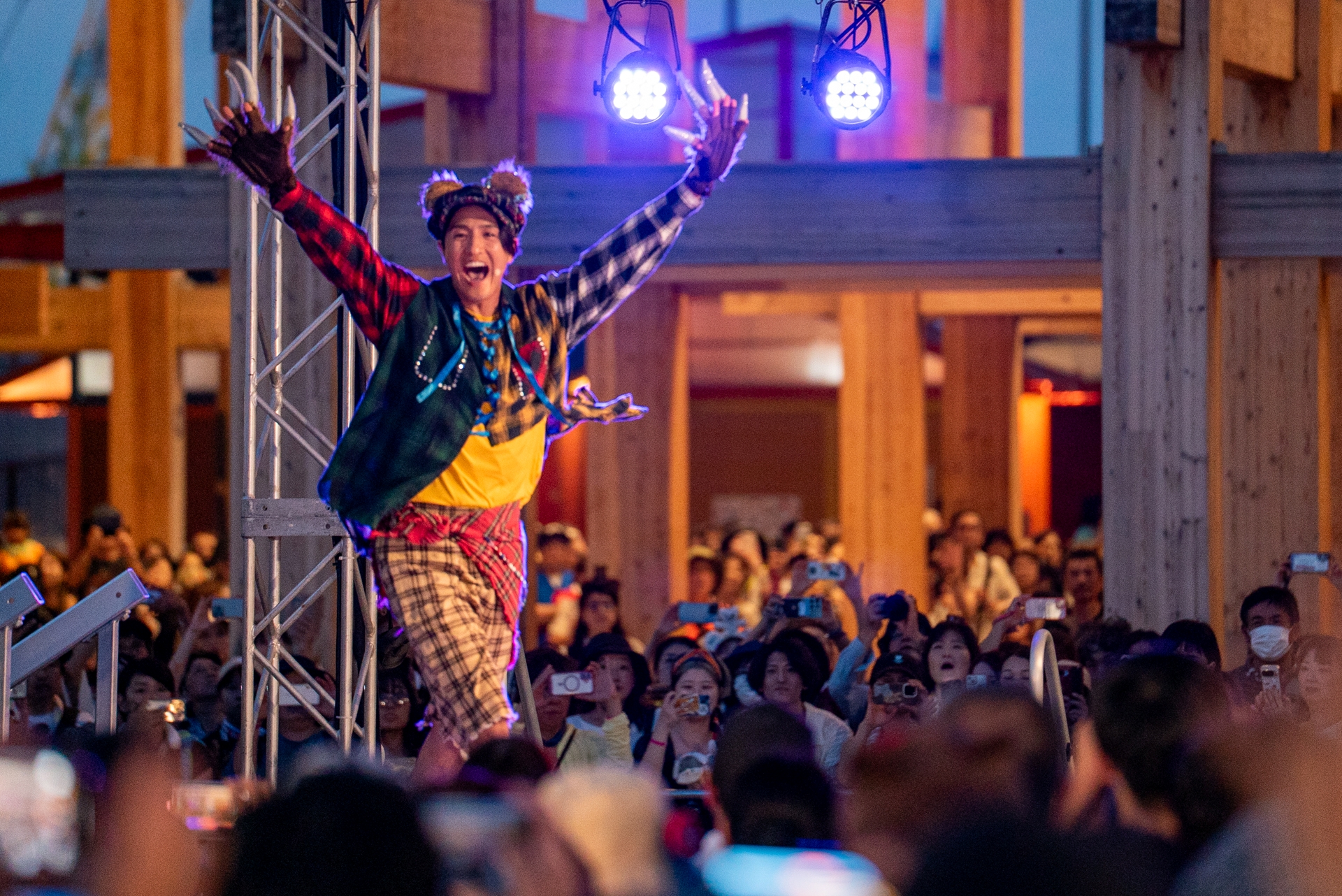 MC登場に湧き上がる特設ステージ