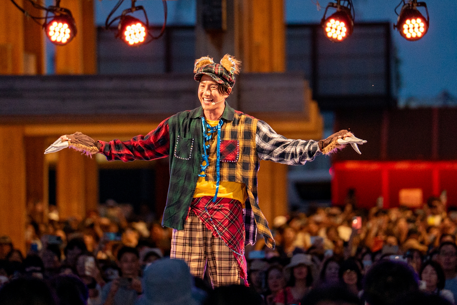 「ハロウィーン・ホラー・ナイト」について紹介するMC