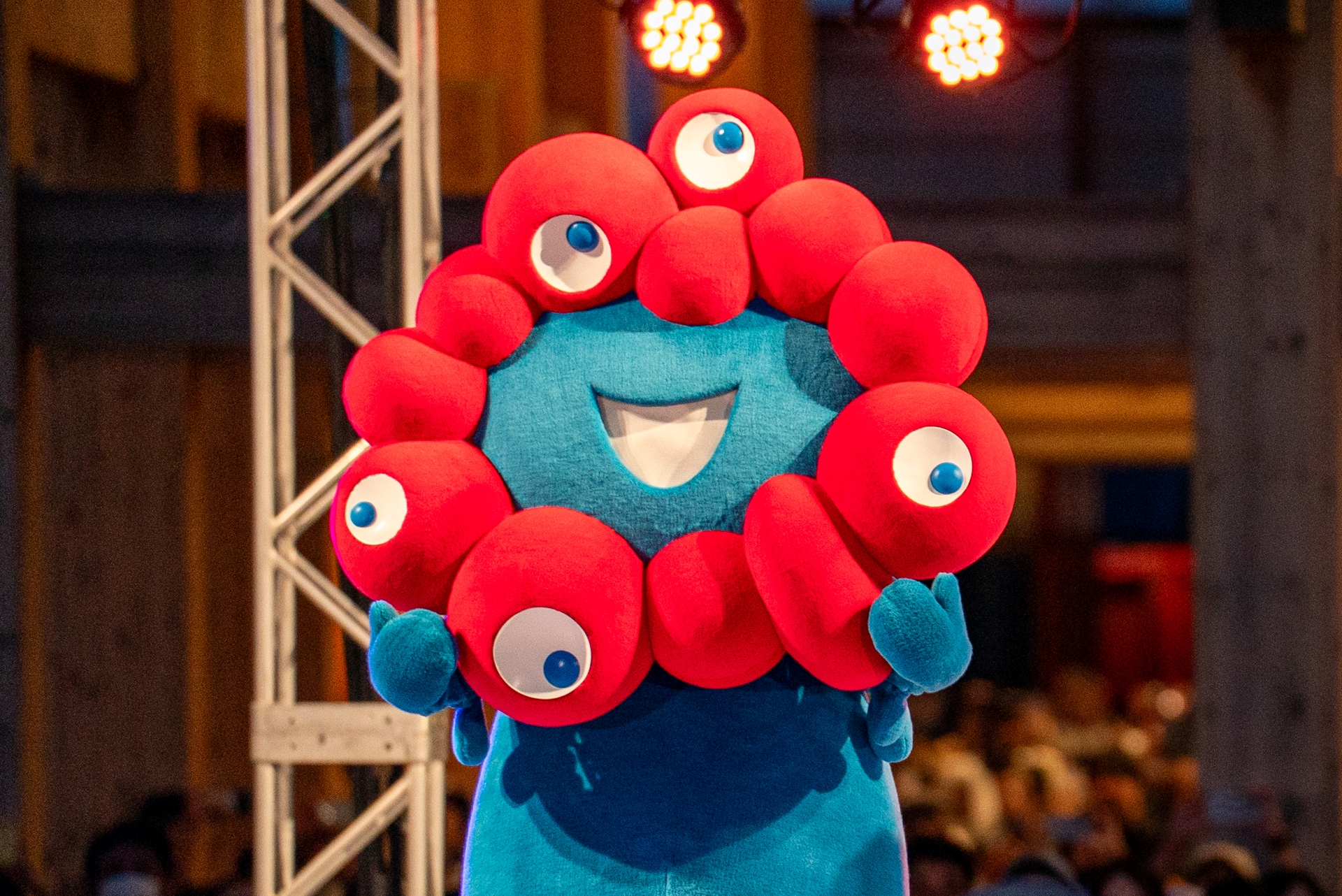 ミャクミャクが登場。人によってはこれもホラー？